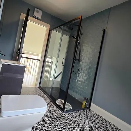 Comfotable Centre Two Bedroom * غالواي