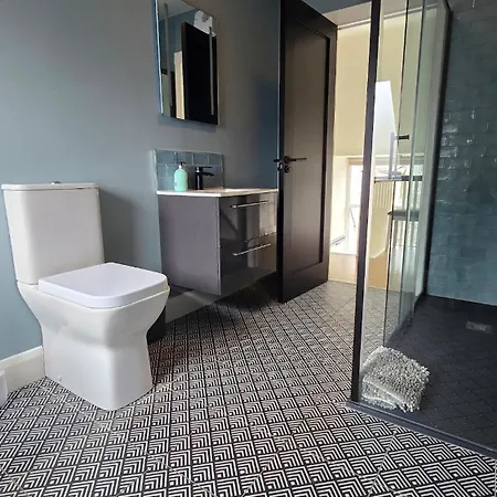 Comfotable Centre Two Bedroom شقة